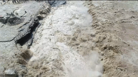 黄河壶口瀑布迎洪峰 景区临时关闭(图)
