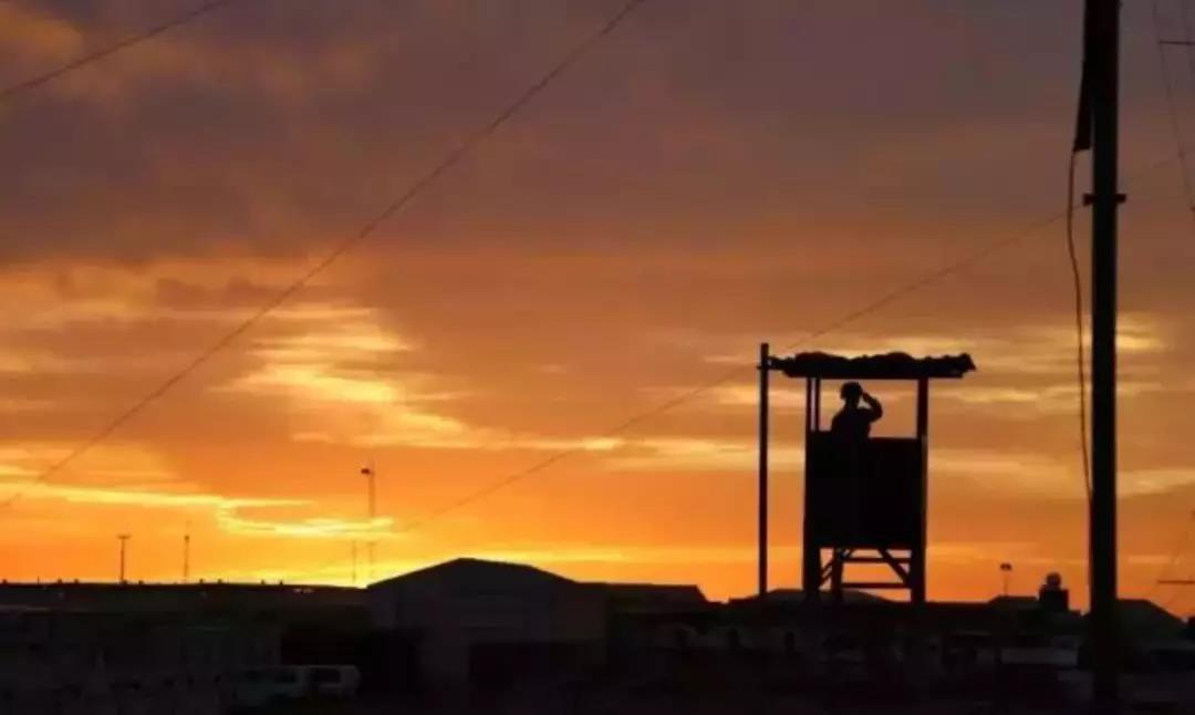 夕阳下,正在哨位执勤的维和官兵向着祖国和亲人所在的方向敬礼.