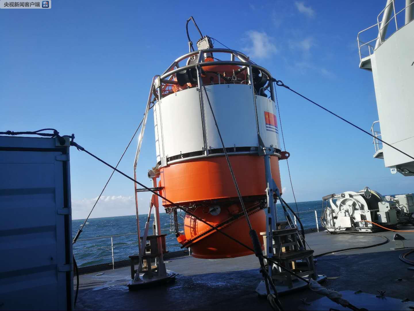 海军在东海海域举行援潜救生演练