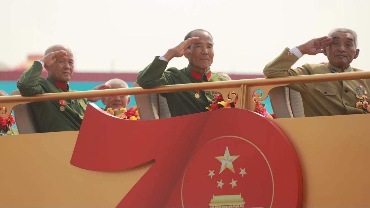 当他们举手向共和国敬礼时,无数人的眼眶湿润了