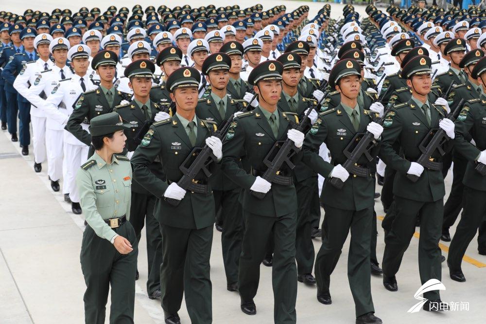学霸方队美女教练首次亮相国庆阅兵的院校科研方队教练是山东这名95后