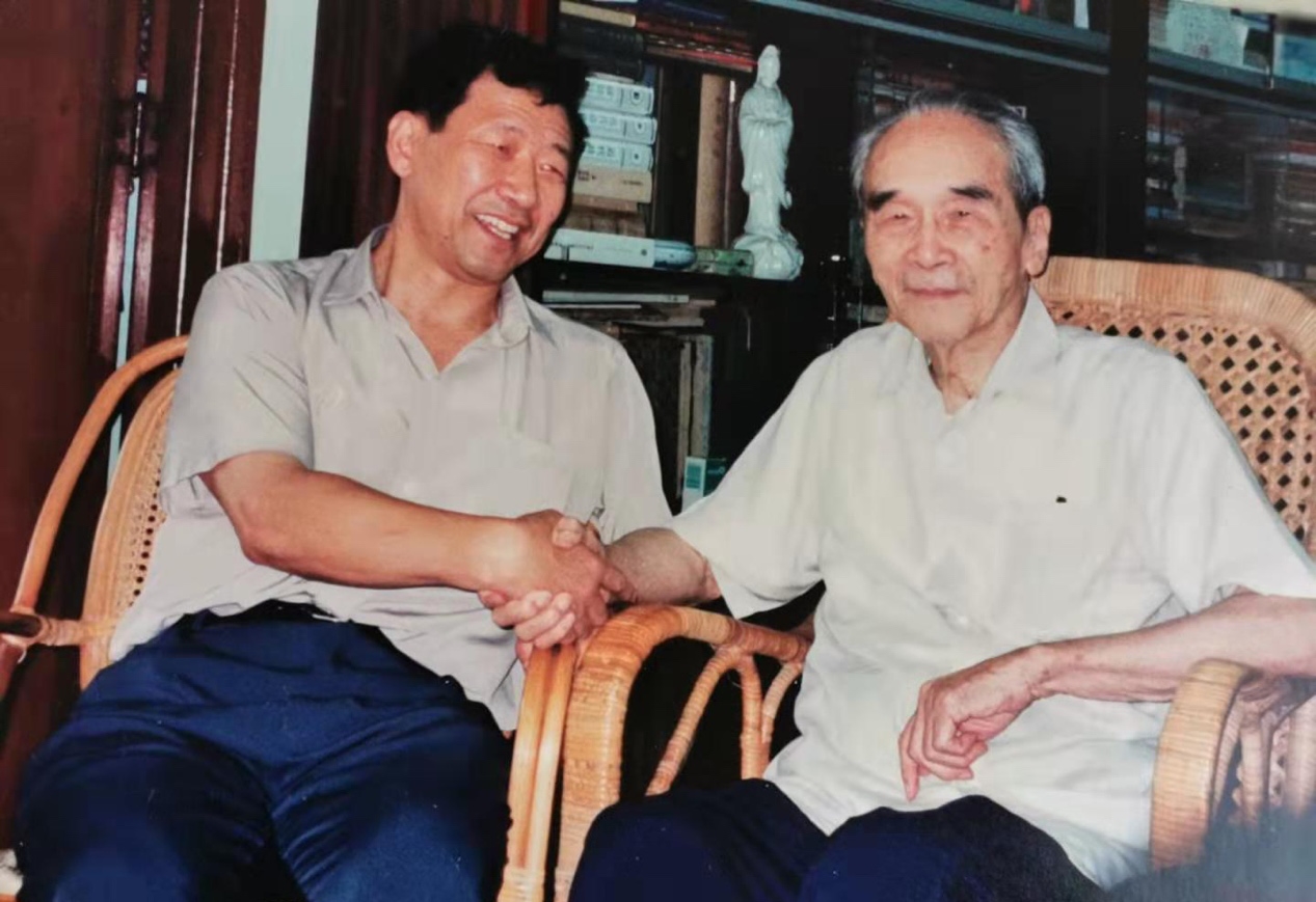 梁老先生既是国学大师,也是澳门特区筹委会委员.