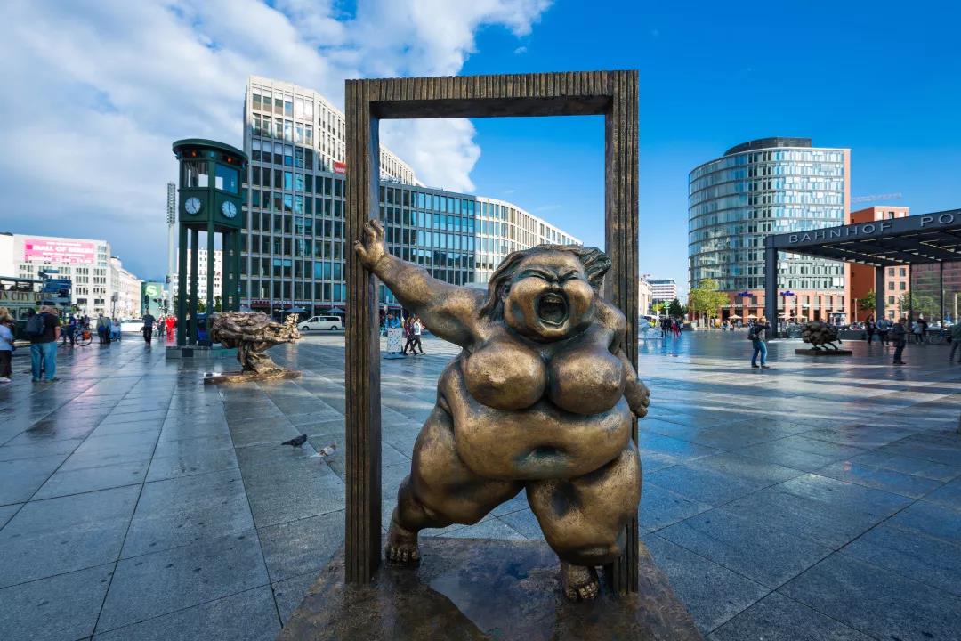 许鸿飞肥女组团亮相北京798艺术区