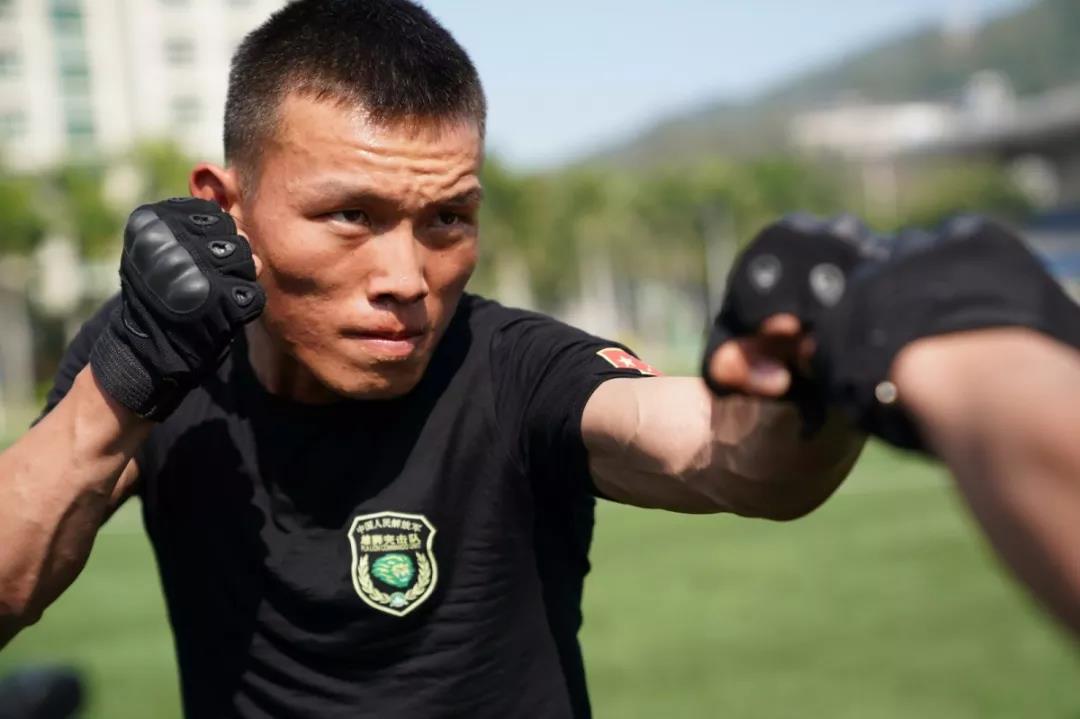 我们一起去驻澳门部队,看看霓虹灯下的哨兵吧!