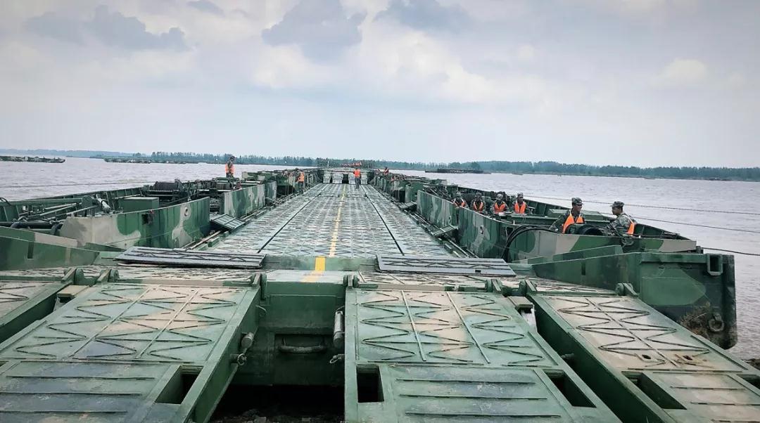 一期综艺节目生生拍成了军事大片