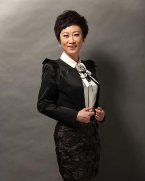 元元,本名刘元元,现主持中央电视台《热话》,《今