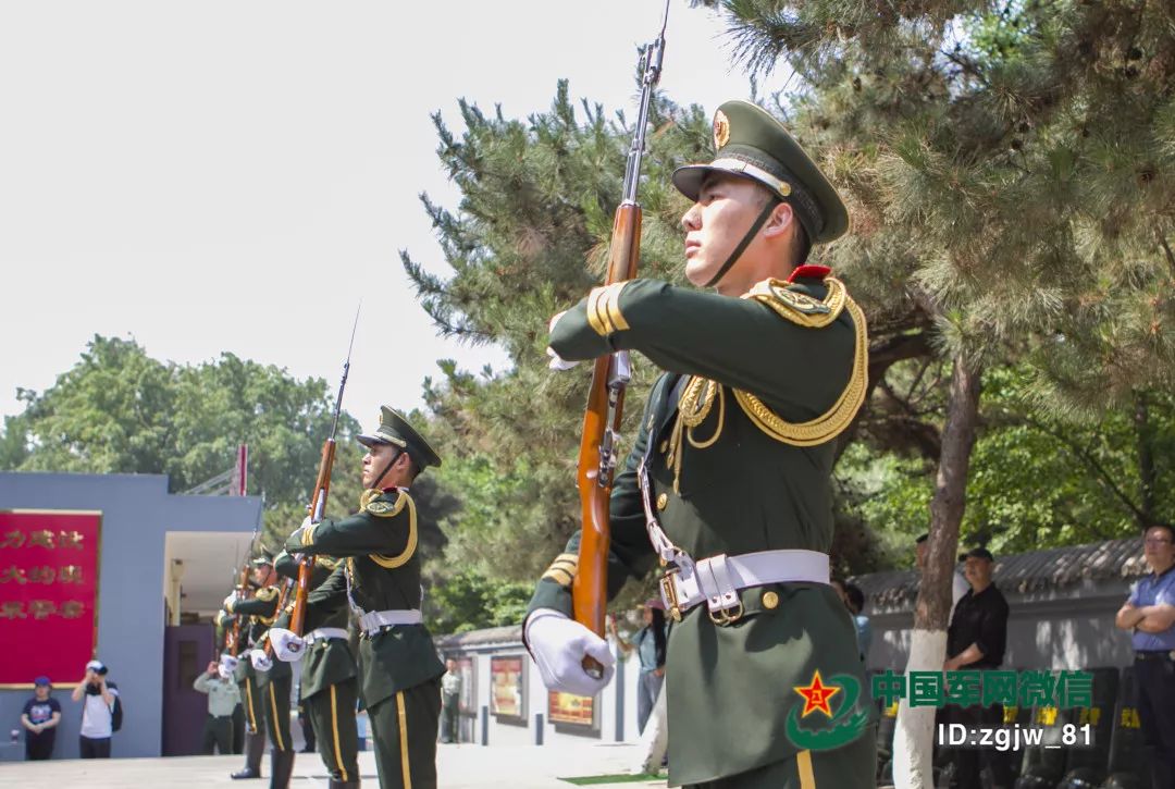 35℃,与钓鱼台礼兵一同站岗