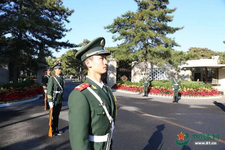 35℃,与钓鱼台礼兵一同站岗