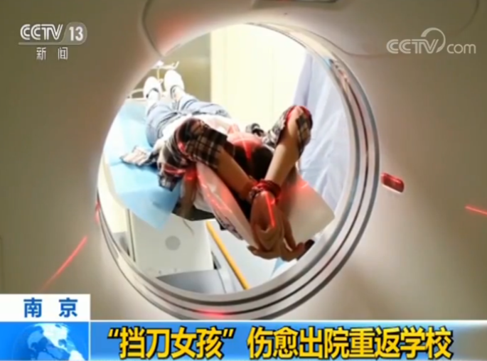 "挡刀女孩"崔译文伤愈出院重返学校