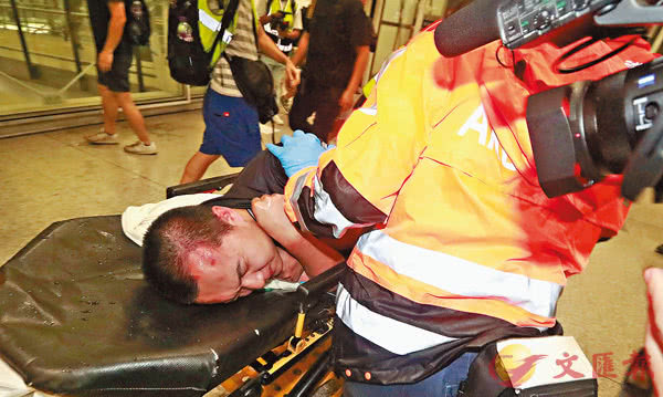 在中国香港拿着美国国旗追打同胞 岂有此理！