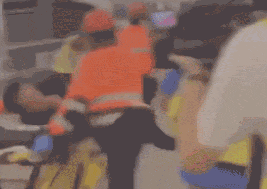 在中国香港拿着美国国旗追打同胞 岂有此理！