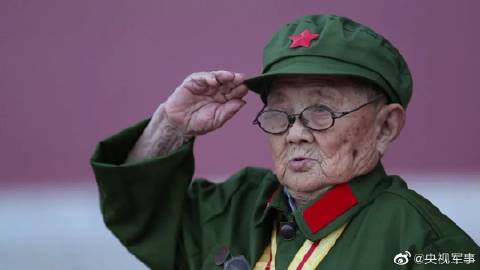 老兵亲吻国旗 动人画面的背后故事:央视记者抱他一路狂奔