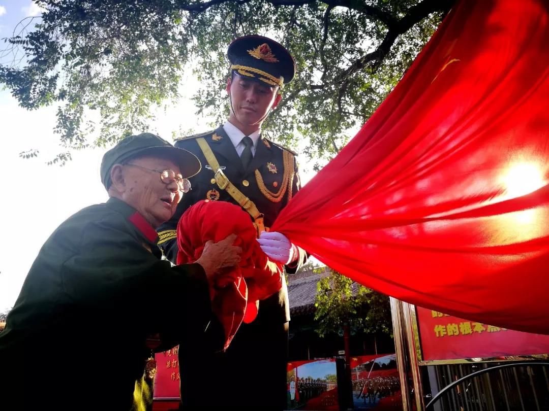 国旗 深情地亲了上去这一幕让无数人红了眼眶向老兵致敬向祖国敬礼