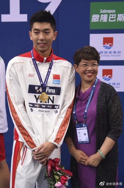 闫子贝获得男子100米蛙泳金牌 (编辑 王智禹)