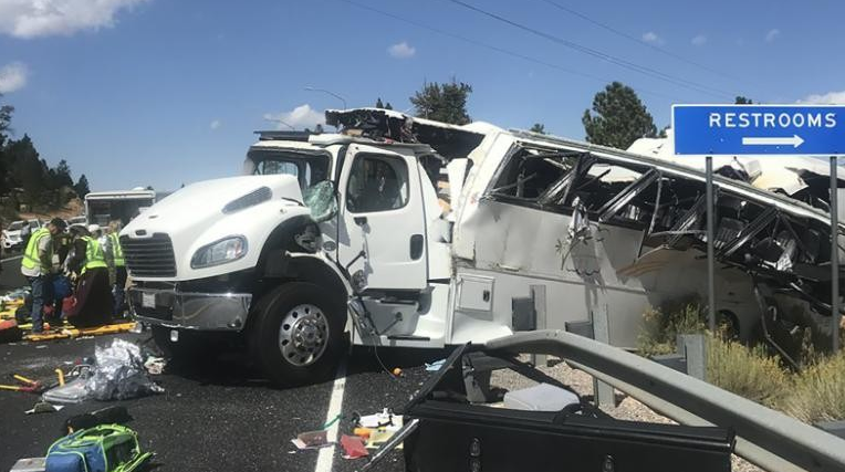 美国犹他州中国旅游团巴士发生翻车事故 至少4人死亡