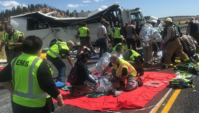 美国犹他州中国旅游团巴士发生翻车事故 至少4人死亡