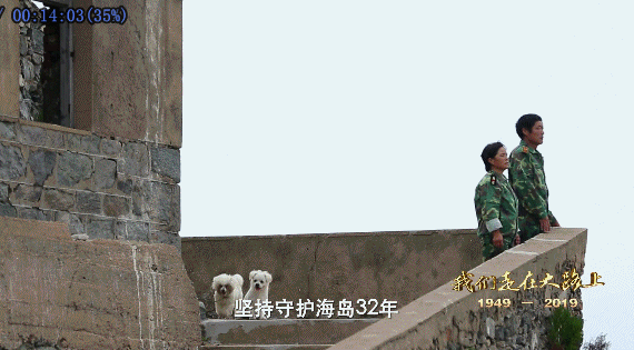 国旗走过208级台阶,迎着东方的鱼肚白,挥舞手臂,徐徐升旗,立正肃穆