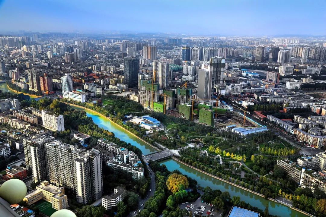 鱼嘴,飞沙堰,宝瓶口巧妙衔接, 岷江水流化出二江流经成都城, 千年