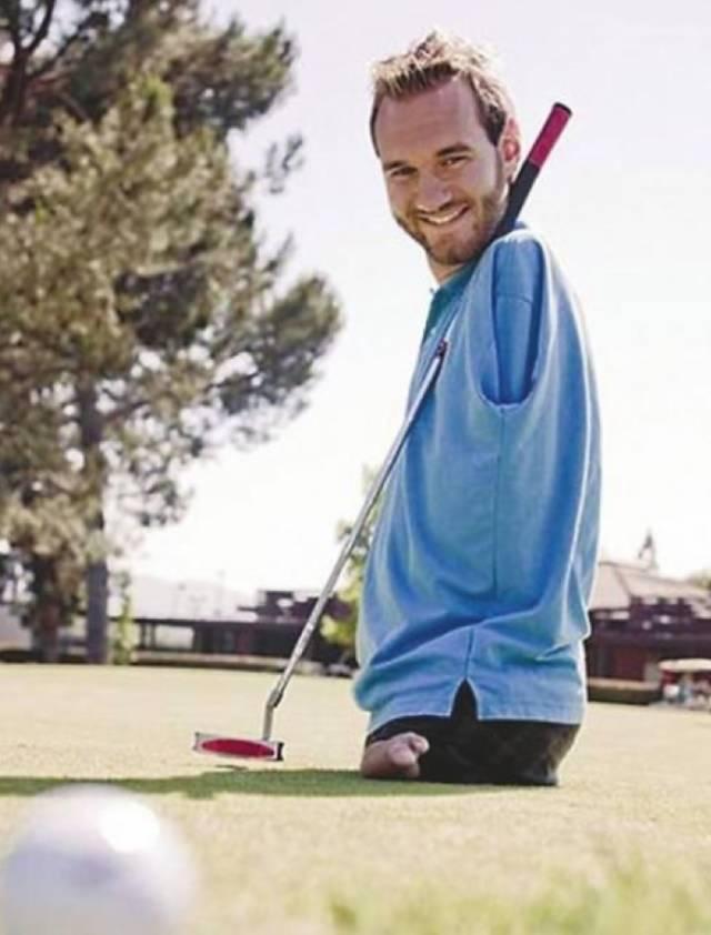 尼克·胡哲:没有四肢的演讲家 胡哲1982年出生于澳大利亚,天生没 