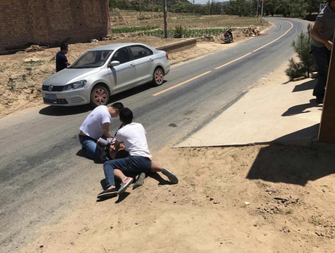 匕首刺向了他的腹部.