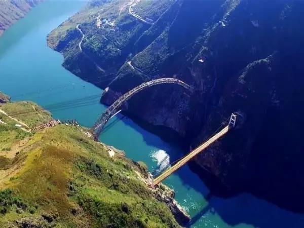 中国这个隧道太难了 5分钟车程工期13年