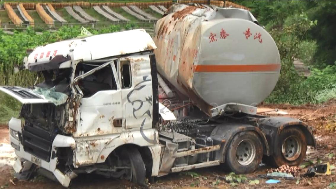 两台吊车已经把侧翻的化学品运输车整体扶正,运输车的车头在这次事故