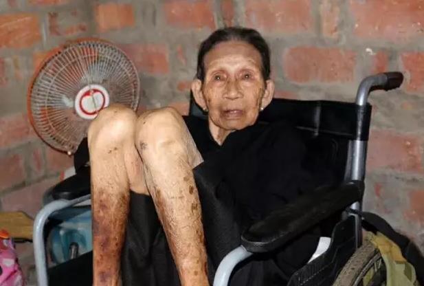 近日,北京一自闭症康复机构被指虐待儿童,老师绳捆孩子拖着走.