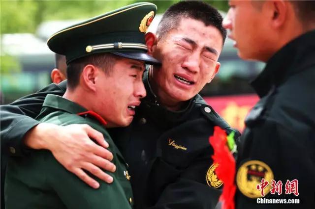 一朝戎装穿在身, 终生流淌军人血!退伍季 向老兵致敬!