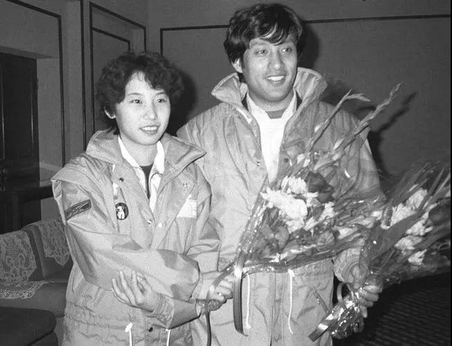 他们披上国旗那一刻无数中国人热泪盈眶