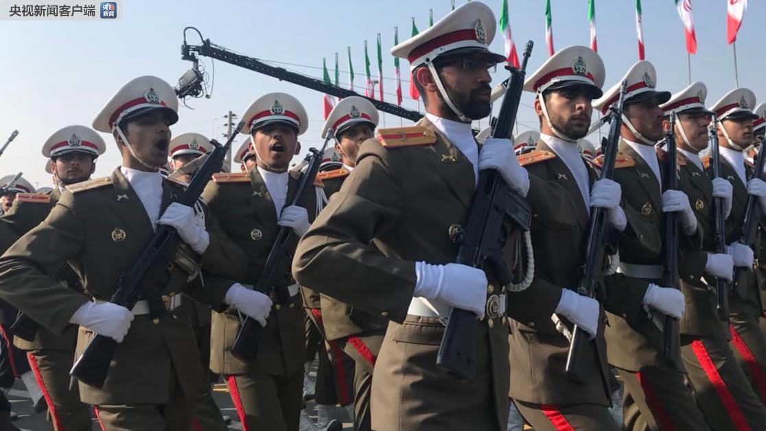 原标题: 当地时间4月18日上午,伊朗军队在首都霍梅尼陵前的广场举行