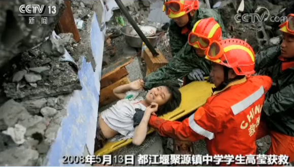 回顾汶川地震发生后那些震憾人心的瞬间_新闻_央视网(cctv.com)