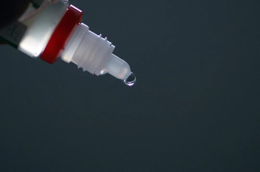 担心眼药水含防腐剂 大学教授用生理盐水滴眼睛 差点失明