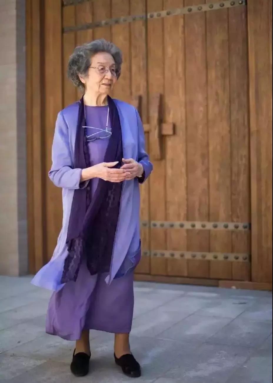 因她气质卓越,才情纵横,但很少人了解,她命途多舛,漂泊伶仃的一生