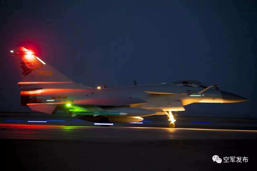 威龙夜航18秒歼20战机视频带你飞