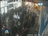 【身边的感动】老人突发疾病 保洁员伸手相助