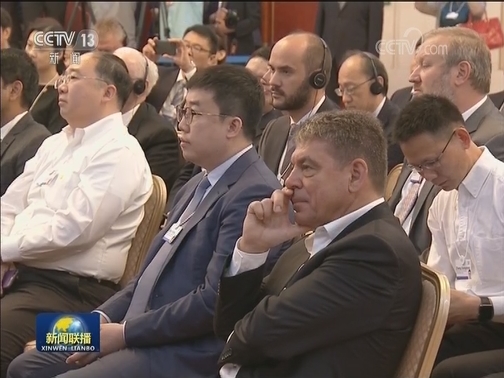 李克强同出席2018年夏季达沃斯论坛的各界代表举行对话会