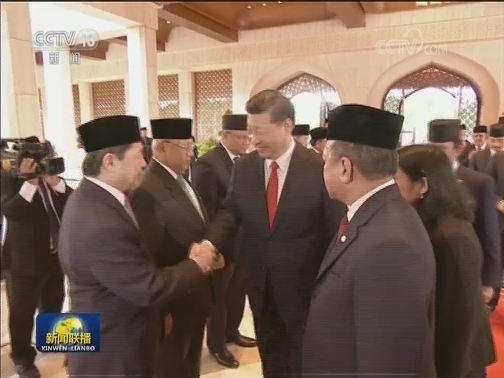 习近平出席文莱苏丹举行的欢迎仪式