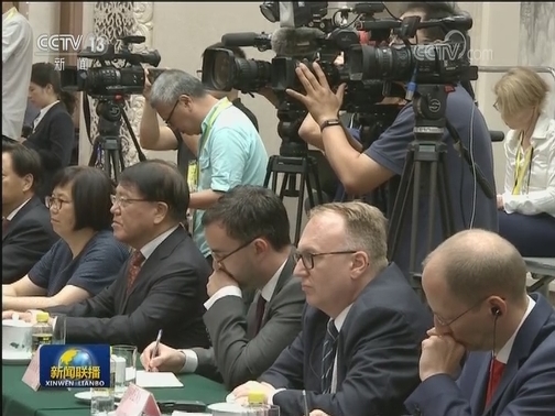 李克强与德国总理共同会见出席中德对话论坛2019年会议的两国代表并座谈