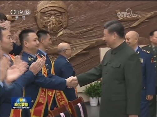 习近平在出席庆祝空军成立70周年主题活动时强调 牢记初心使命 发扬光荣传统 勇于创新超越 把人民空军全面建成世界一流空军