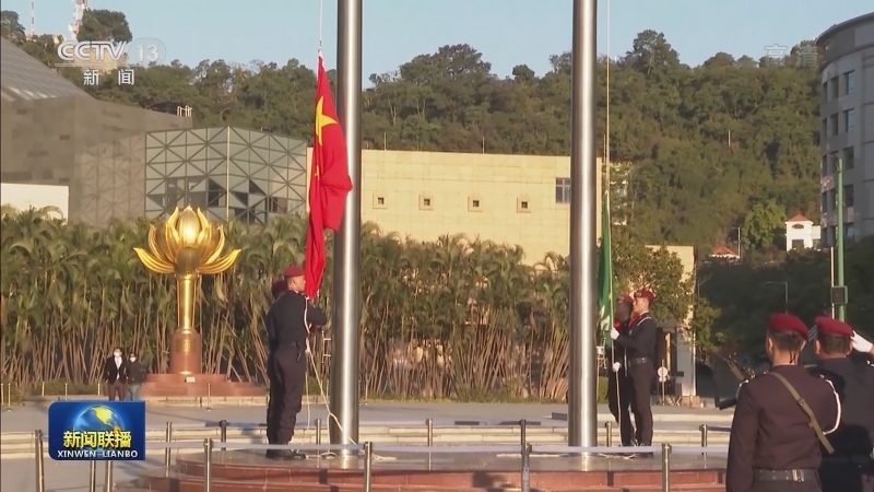 同升国旗 共迎新年第一缕阳光