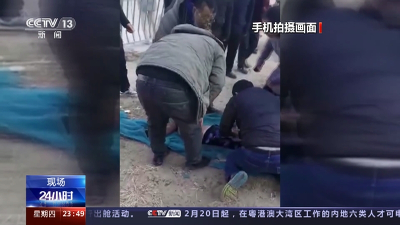 [24小时]河北石家庄 冰面破裂男孩落水 热心群众合力营救