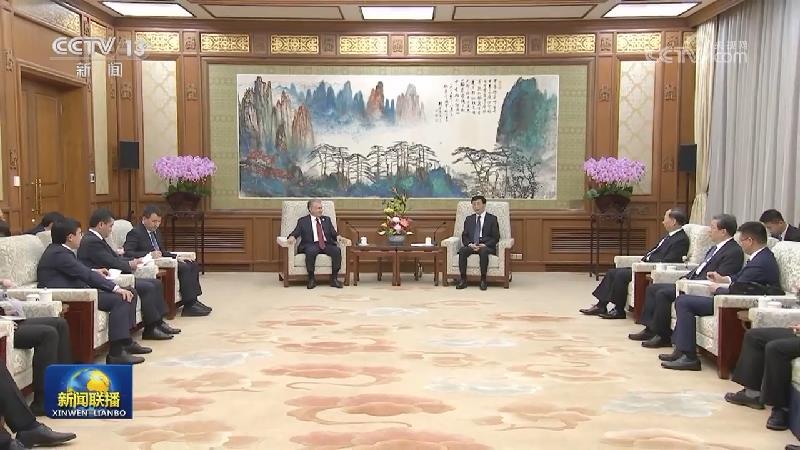 王沪宁会见乌兹别克斯坦总统