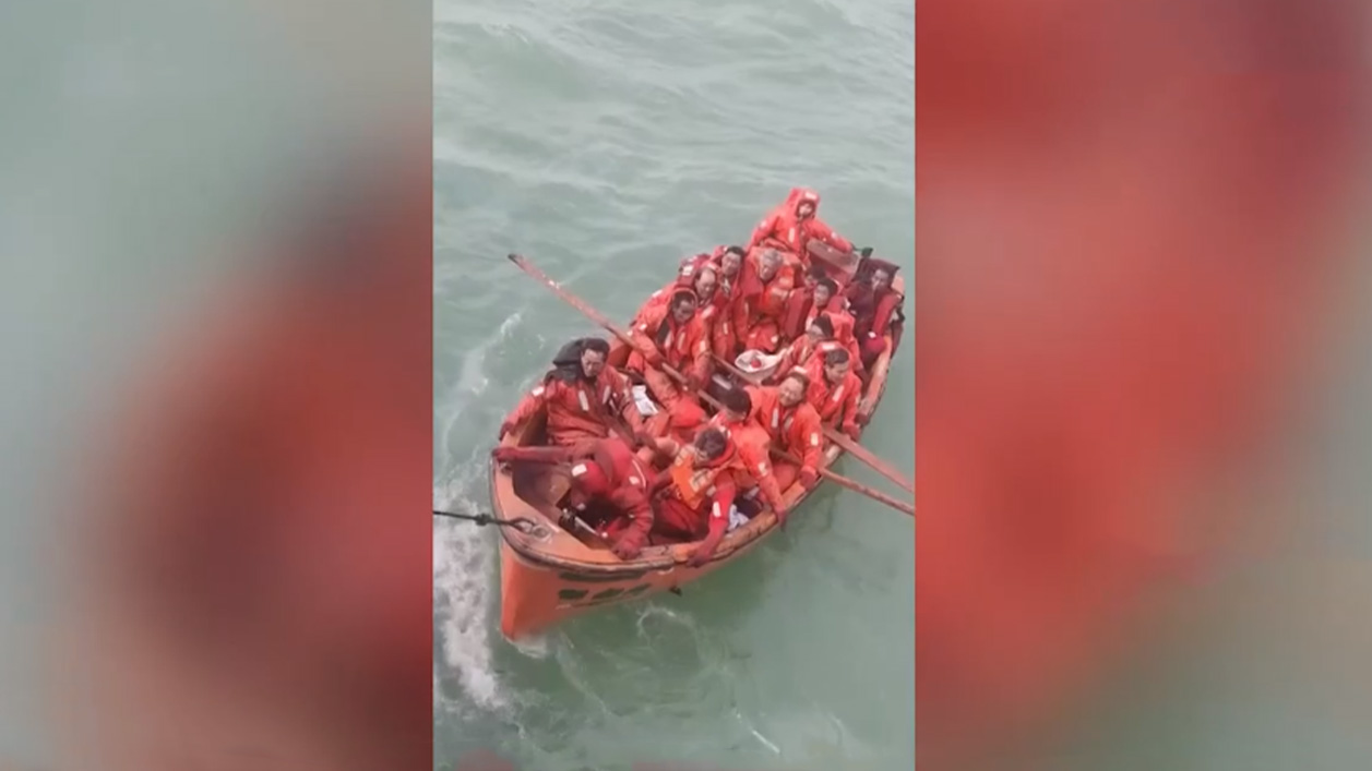 发现遇险船员 渔船船长抛弃价值36万元蟹笼救人