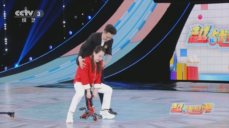 [越战越勇]关凌尝试"紧急集合自行车" 惨遭大翻车