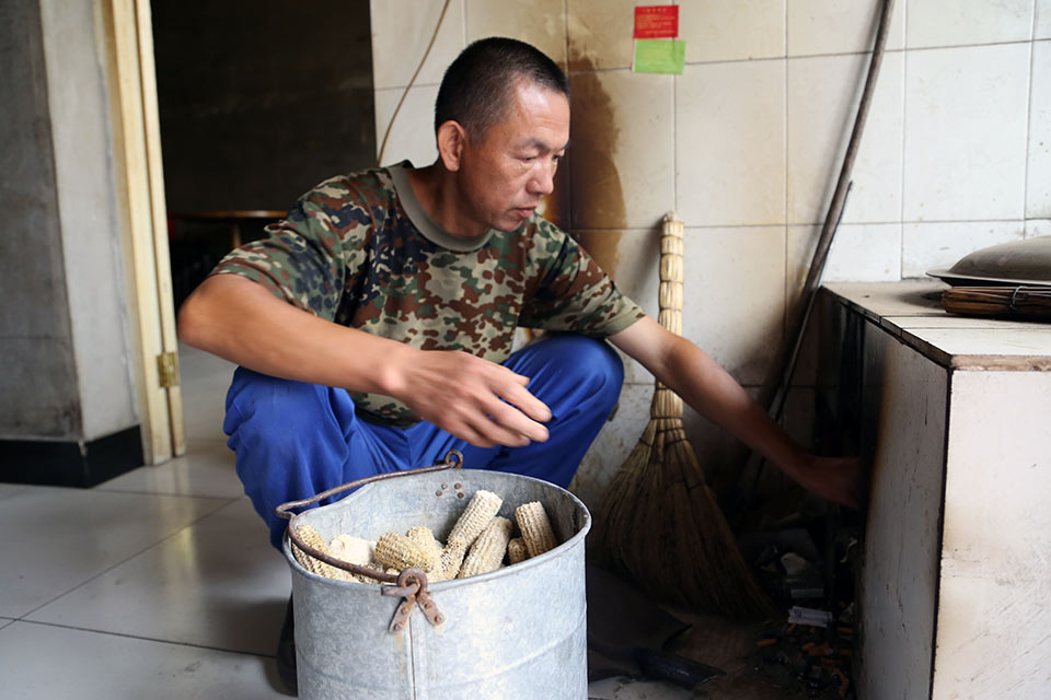 凤义和堂弟陈凤立,他们17年如一日默默无闻的帮助重残村民郝树春一家