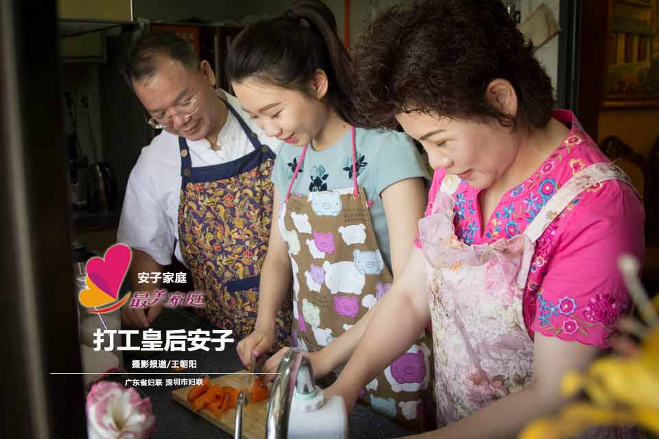 (图中右起:安子,安子的女儿邱亚之,安子的丈夫邱金平)1