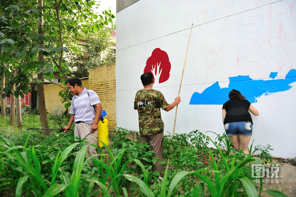 夏天在乡下作画蚊虫很多,村长拿来自家打农药的喷雾,帮他们驱赶