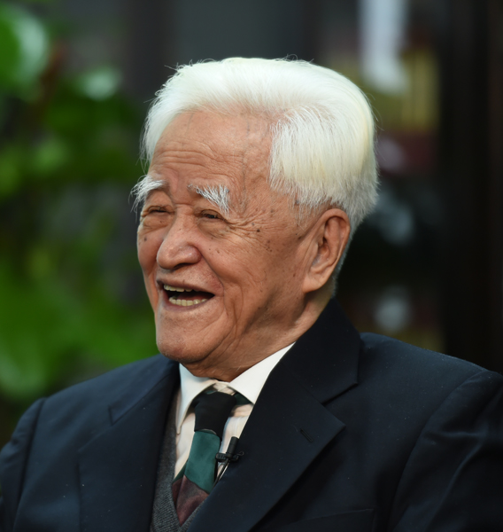 主要著作有《简明清史》《二十世纪中华学案》《清通鉴》等.