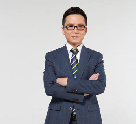 中央电视台综合频道主持人,主持《寻宝》,《今日说法》,《城市一对一