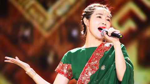 表演:尤兹依尔歌曲《花儿》 表演:哈萨日组合歌曲《骏马奔驰保边疆》